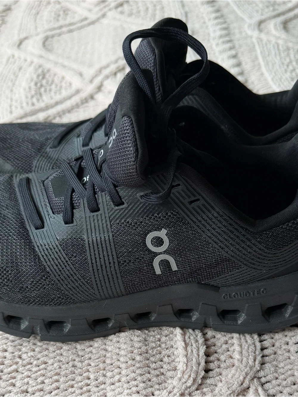 On Cloud women’s Sneakers in Black size W8